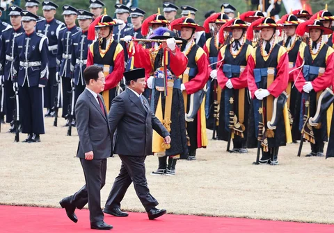Presiden Prabowo Subianto dan Presiden Korea Selatan Lee Jae Myung  memeriksa barisan kehormatan selama upacara penyambutan di kantor kepresidenan di Seoul, Korea Selatan,  Rabu, (01/04/2025).