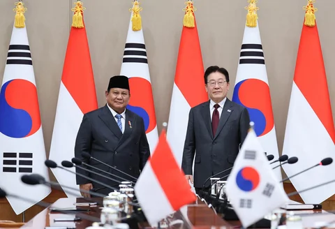 Presiden Indonesia Prabowo Subianto dan Presiden Korea Selatan Lee Jae Myung berpose untuk foto saat pertemuan mereka di kantor kepresidenan di Seoul,  Korea Selatan,  Rabu, (01/04/2025).