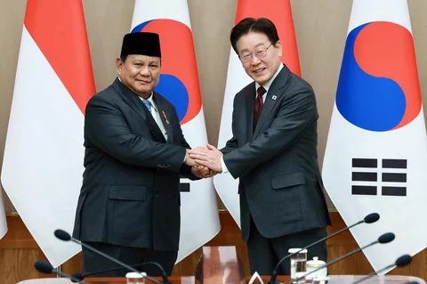 Presiden Indonesia Prabowo Subianto dan Presiden Korea Selatan Lee Jae Myung berpose untuk foto saat pertemuan mereka di kantor kepresidenan di Seoul,  Korea Selatan,  Rabu, (01/04/2025).