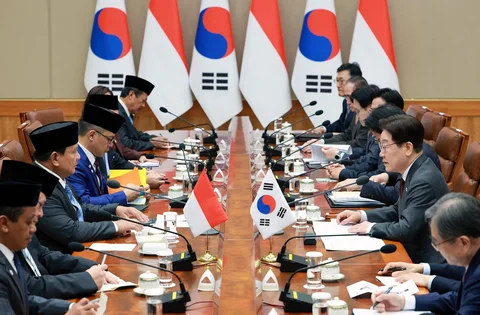 Presiden Indonesia Prabowo Subianto dan Presiden Korea Selatan Lee Jae Myung saat pertemuan mereka di kantor kepresidenan di Seoul,  Korea Selatan,  Rabu, (01/04/2025).