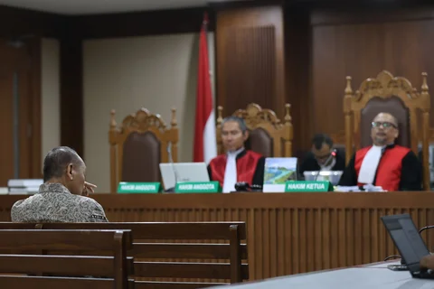 Terdakwa kasus dugaan tindak pidana pencucian uang (TPPU) Nurhadi saat  mengikuti sidang vonis di Pengadilan Tipikor, Jakarta,  Rabu (01/04/2026).