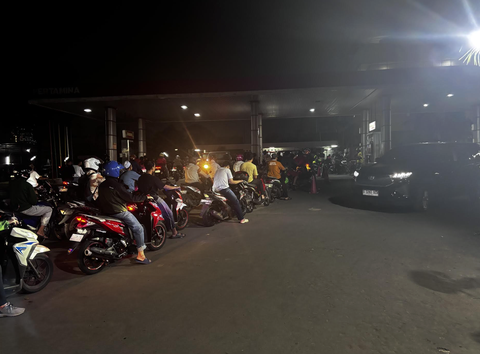 Antrean BBM Mengular di Jaksel, Warga Lega Harga Tak Jadi Naik