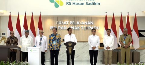 Presiden Joko Widodo atau Jokowi meresmikan gedung Pelayanan Kesehatan Ibu dan Anak Rumah Sakit Hasan Sadikin (RSHS) Bandung. (Merdeka.com)