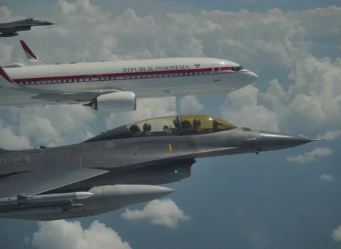 Potret 4 Jet Tempur TNI AU Bentuk Formasi kawal pesawat Prabowo