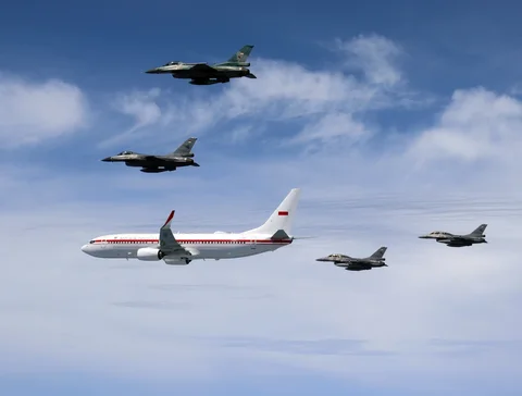 Potret 4 Jet Tempur TNI AU Bentuk Formasi kawal pesawat Prabowo