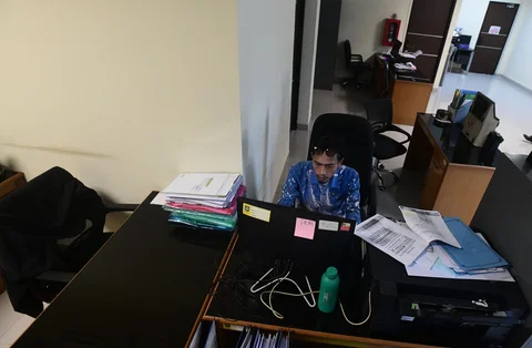 Staf bekerja di depan komputer dengan beberapa meja kursi yang kosong saat penerapan work from home (WFH) bagi aparatur sipil negara (ASN)  di kantor Kecamatan Limo, Depok, Jumat (10/04/2026).