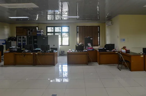 Staf bekerja di depan komputer dengan beberapa meja kursi yang kosong saat penerapan work from home (WFH) bagi aparatur sipil negara (ASN)  di kantor Kecamatan Limo, Depok, Jumat (10/04/2026).