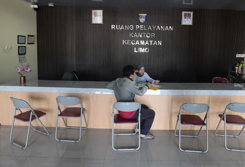 Staf melayani warga masyarakat saat penerapan work from home (WFH) bagi aparatur sipil negara (ASN)  di kantor Kecamatan Limo, Depok, Jumat (10/04/2026).
