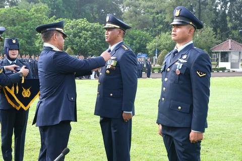 Marsda TNI Purwoko Aji Prabowo memimpin upacara peringatan HUT ke-80 TNI Angkatan Udara di Makoopsudnas, Halim Perdanakusuma, Jakarta Timur, Kamis (9/4/2026).