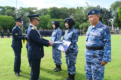 Marsda TNI Purwoko Aji Prabowo memimpin upacara peringatan HUT ke-80 TNI Angkatan Udara di Makoopsudnas, Halim Perdanakusuma, Jakarta Timur, Kamis (9/4/2026).
