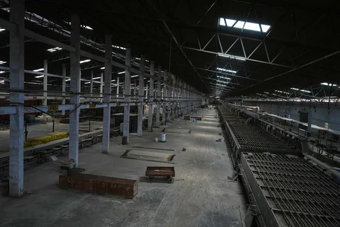 Sebuah pabrik keramik terlihat tutup akibat kekurangan bahan bakar di Morbi, negara bagian Gujarat, India, Rabu (08/04/2026).<br />AP Photo/Ajit Solanki