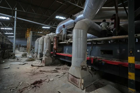 Sebuah pabrik keramik terlihat tutup akibat kekurangan bahan bakar di Morbi, negara bagian Gujarat, India, Rabu (08/04/2026).<br />AP Photo/Ajit Solanki