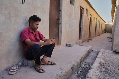 Seorang pekerja migran duduk di tempat tinggal pekerja keramik yang sepi di Morbi, negara bagian Gujarat, India, Rabu (08/04/2026).