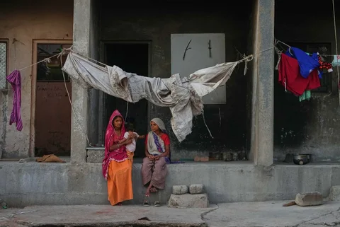 Sebuah keluarga pekerja migran duduk di sebuah perumahan keramik yang sepi di Morbi, negara bagian Gujarat, India, Rabu (08/04/2026).