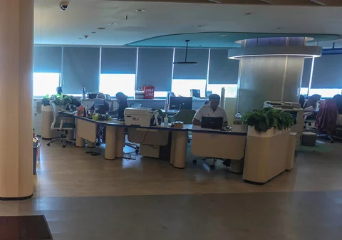 Pegawai negeri sipil (PNS)  bekerja di depan komputer dengan beberapa meja kursi yang kosong saat penerapan work from home (WFH) bagi aparatur sipil negara (ASN)  di Balaikota DKI, Jakarta,  Jumat (10/04/2026).