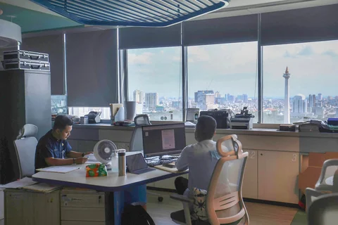 Pegawai negeri sipil (PNS)  bekerja di depan komputer dengan beberapa meja kursi yang kosong saat penerapan work from home (WFH) bagi aparatur sipil negara (ASN)  di Balaikota DKI, Jakarta,  Jumat (10/04/2026).