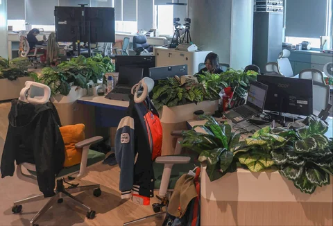 Pegawai negeri sipil (PNS)  bekerja di depan komputer dengan beberapa meja kursi yang kosong saat penerapan work from home (WFH) bagi aparatur sipil negara (ASN)  di Balaikota DKI, Jakarta,  Jumat (10/04/2026).