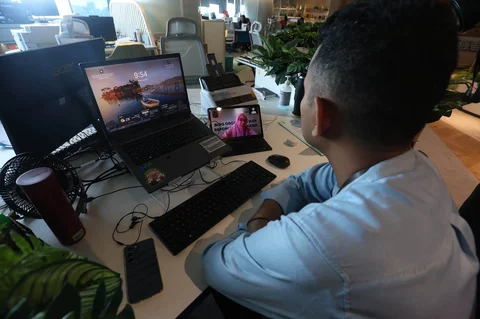 Pegawai negeri sipil (PNS)  melakukan video call dengan rekannya yang bekerja di rumah saat penerapan work from home (WFH) bagi aparatur sipil negara (ASN)  di Balaikota DKI, Jakarta,  Jumat (10/04/2026).