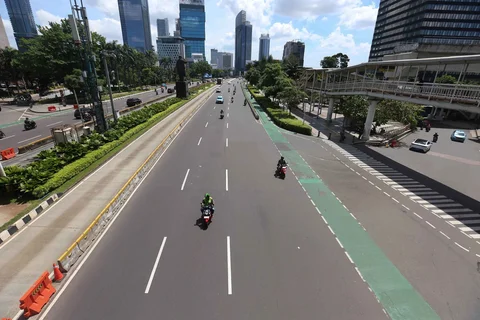 Pengendara bermotor melintasi ruas jalan ptotokol yang lengang di Jalan Jenderal Sudirman, Jakarta, Jumat (10/04/2026).
