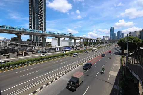 Pengendara bermotor melintasi ruas jalan ptotokol yang lengang di Jalan Gatot Subroto, Jakarta, Jumat (10/04/2026).