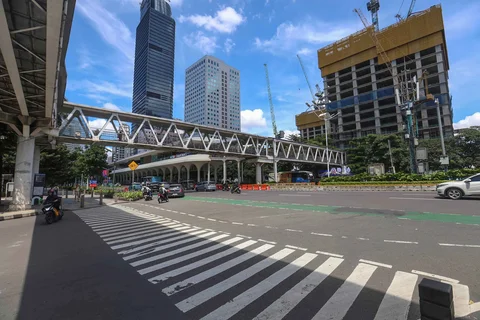 Pengendara bermotor melintasi ruas jalan ptotokol yang lengang di Jalan  Jenderal Sudirman, Jakarta, Jumat (10/04/2026).