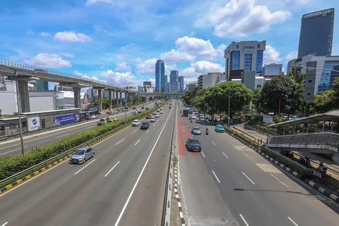 Pengendara bermotor melintasi ruas jalan ptotokol yang lengang di Jalan Gatot Subroto, Jakarta, Jumat (10/04/2026).