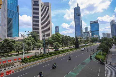 Pengendara bermotor melintasi ruas jalan ptotokol yang lengang di Jalan  Jenderal Sudirman, Jakarta, Jumat (10/04/2026).