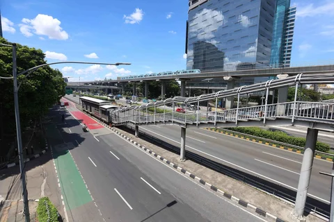Pengendara bermotor melintasi ruas jalan ptotokol yang lengang di Jalan Gatot Subroto, Jakarta, Jumat (10/04/2026).