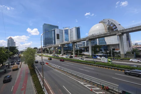 Pengendara bermotor melintasi ruas jalan ptotokol yang lengang di Jalan Gatot Subroto, Jakarta, Jumat (10/04/2026).