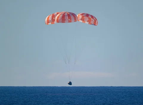 Pesawat ruang angkasa Orion NASA dengan  yang membawa awak Artemis II mendarat di Samudra Pasifik di lepas pantai California, Jumat (10/04/2026).