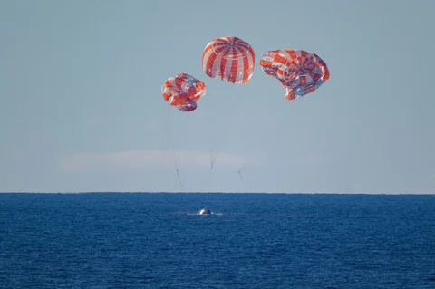 Pesawat ruang angkasa Orion NASA dengan  yang membawa awak Artemis II mendarat di Samudra Pasifik di lepas pantai California, Jumat (10/04/2026).