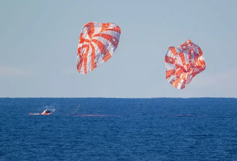Pesawat ruang angkasa Orion NASA dengan  yang membawa awak Artemis II mendarat di Samudra Pasifik di lepas pantai California, Jumat (10/04/2026).