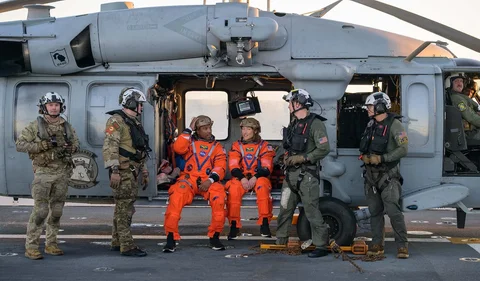 Astronot NASA awak Artemis II,  Christina Koch  dan Victor Gelever, tiba di atas kapal USS John P. Murtha usai mendarat di Samudra Pasifik di lepas pantai California, Jumat (10/04/2026).