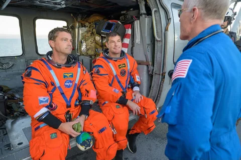 Astronot NASA awak Artemis II,  Reid Wiseman dan Jeremy Hansen, tiba di atas kapal USS John P. Murtha usai mendarat di Samudra Pasifik di lepas pantai California, Jumat (10/04/2026).