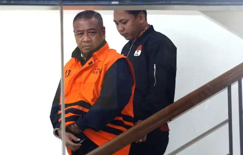 Bupati Tulungagung, Gatut Sunu Wibowo  dibawa petugas menuju mobil tahahan usai menjalani pemeriksaan intensif di Gedung Merah Putih Komisi Pemberantasan Korupsi (KPK), Jakarta, Minggu (12/4/2026) dini hari WIB.