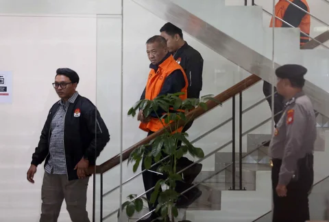 Bupati Tulungagung, Gatut Sunu Wibowo  dibawa petugas menuju mobil tahahan usai menjalani pemeriksaan intensif di Gedung Merah Putih Komisi Pemberantasan Korupsi (KPK), Jakarta, Minggu (12/4/2026) dini hari WIB.