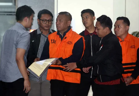 Bupati Tulungagung, Gatut Sunu Wibowo  dibawa petugas menuju mobil tahahan usai menjalani pemeriksaan intensif di Gedung Merah Putih Komisi Pemberantasan Korupsi (KPK), Jakarta, Minggu (12/4/2026) dini hari WIB.
