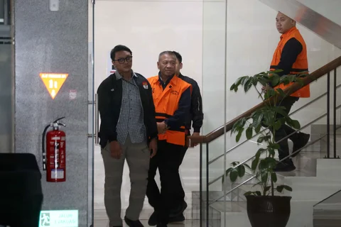 Bupati Tulungagung, Gatut Sunu Wibowo  dibawa petugas menuju mobil tahahan usai menjalani pemeriksaan intensif di Gedung Merah Putih Komisi Pemberantasan Korupsi (KPK), Jakarta, Minggu (12/4/2026) dini hari WIB.