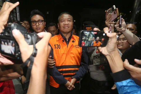 Bupati Tulungagung, Gatut Sunu Wibowo  dibawa petugas menuju mobil tahahan usai menjalani pemeriksaan intensif di Gedung Merah Putih Komisi Pemberantasan Korupsi (KPK), Jakarta, Minggu (12/4/2026) dini hari WIB.