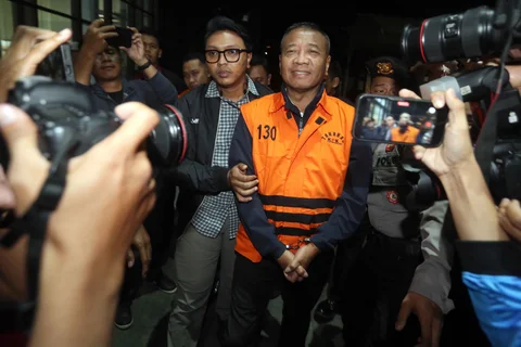 Bupati Tulungagung, Gatut Sunu Wibowo  dibawa petugas menuju mobil tahahan usai menjalani pemeriksaan intensif di Gedung Merah Putih Komisi Pemberantasan Korupsi (KPK), Jakarta, Minggu (12/4/2026) dini hari WIB.