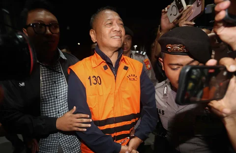 Bupati Tulungagung, Gatut Sunu Wibowo  dibawa petugas menuju mobil tahahan usai menjalani pemeriksaan intensif di Gedung Merah Putih Komisi Pemberantasan Korupsi (KPK), Jakarta, Minggu (12/4/2026) dini hari WIB.