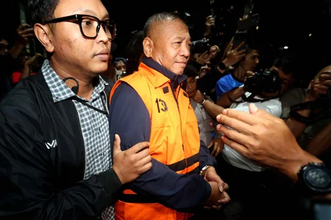 Bupati Tulungagung, Gatut Sunu Wibowo  dibawa petugas menuju mobil tahahan usai menjalani pemeriksaan intensif di Gedung Merah Putih Komisi Pemberantasan Korupsi (KPK), Jakarta, Minggu (12/4/2026) dini hari WIB.