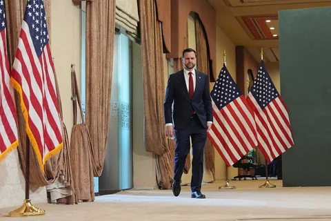 Wakil Presiden AS JD Vance tiba untuk konferensi pers setelah bertemu dengan perwakilan dari Pakistan dan Iran di Islamabad, Pakistan, Minggu (12/04/2026).