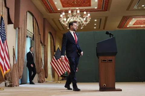 Wakil Presiden AS JD Vance bersama  menantu Presiden AS Donald Trump, Jared Kushner tiba untuk konferensi pers setelah bertemu dengan perwakilan dari Pakistan dan Iran di Islamabad, Pakistan, Minggu (12/04/2026).