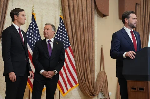 Wakil Presiden JD Vance berbicara selama konferensi pers didampingi menantu Presiden AS Donald Trump Jared Kushner  dan Utusan Khusus untuk Misi Perdamaian Steve Witkoff, di Islamabad, Pakistan, Minggu (12/04/2026).