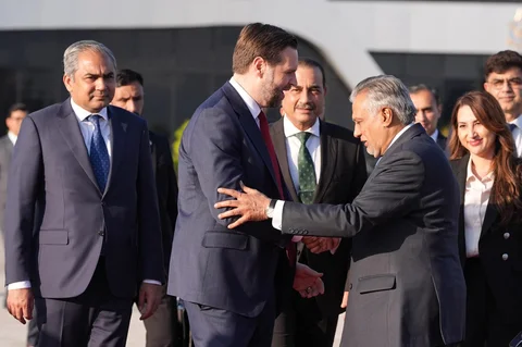Wakil Presiden AS JD Vance berjabat tangan dengan Wakil Perdana Menteri dan Menteri Luar Negeri Pakistan Mohammad Ishaq Dar saat ia bersiap naik Air Force Two setelah menghadiri pembicaraan tentang Iran di Islamabad, Pakistan, Minggu (12/04/2026).
