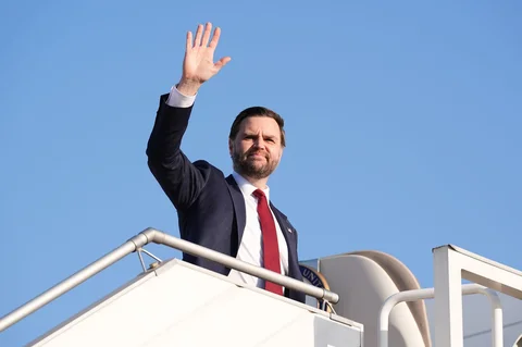 Wakil Presiden JD Vance melambaikan tangan saat naik ke pesawat Air Force Two setelah menghadiri pembicaraan tentang Iran di Islamabad, Pakistan, Minggu (12/04/2026).