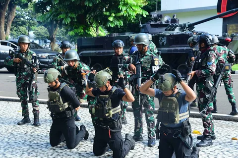 Simulasi kesiapsiagaan prajurit Korps Marinir di Mako Pasmar 1, Cilandak, Jakarta Selatan, Minggu (12/04)/2026.