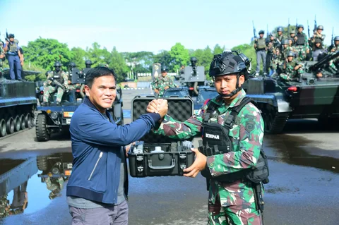 Kepala Staf Angkatan Laut  Laksamana TNI Muhammad Ali saat  meninjau langsung kesiapsiagaan prajurit Korps Marinir saat inspeksi mendadak di Mako Pasmar 1, Cilandak, Jakarta Selatan, Minggu (12/04/2026).