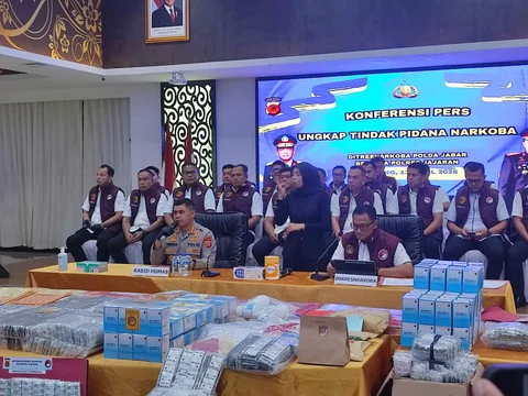 Pers rilis kasus pengungkapan narkoba dan obat terlarang di Polda Jabar.